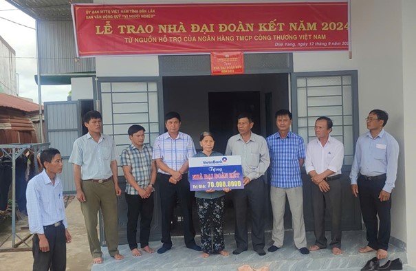 Bàn giao 03 ngôi nhà Đại đoàn kết cho hộ nghèo gặp khó khăn về nhà ở